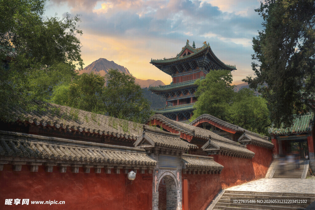 古建红墙下的中式风景