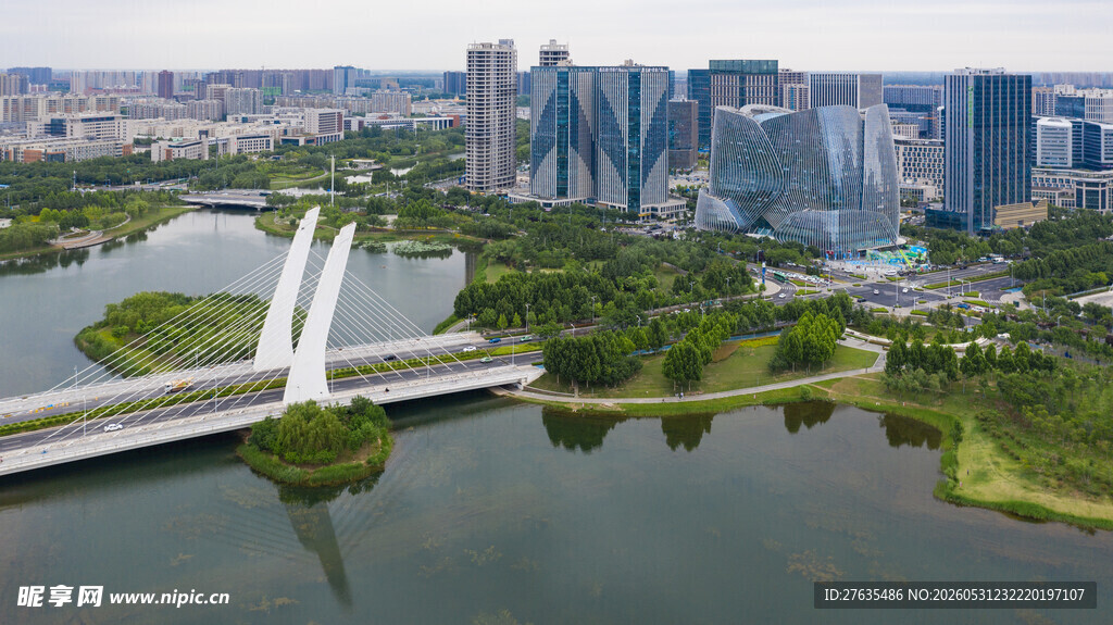 城市河畔桥梁与现代建筑群