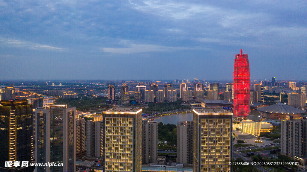 城市天际线中的醒目红建筑