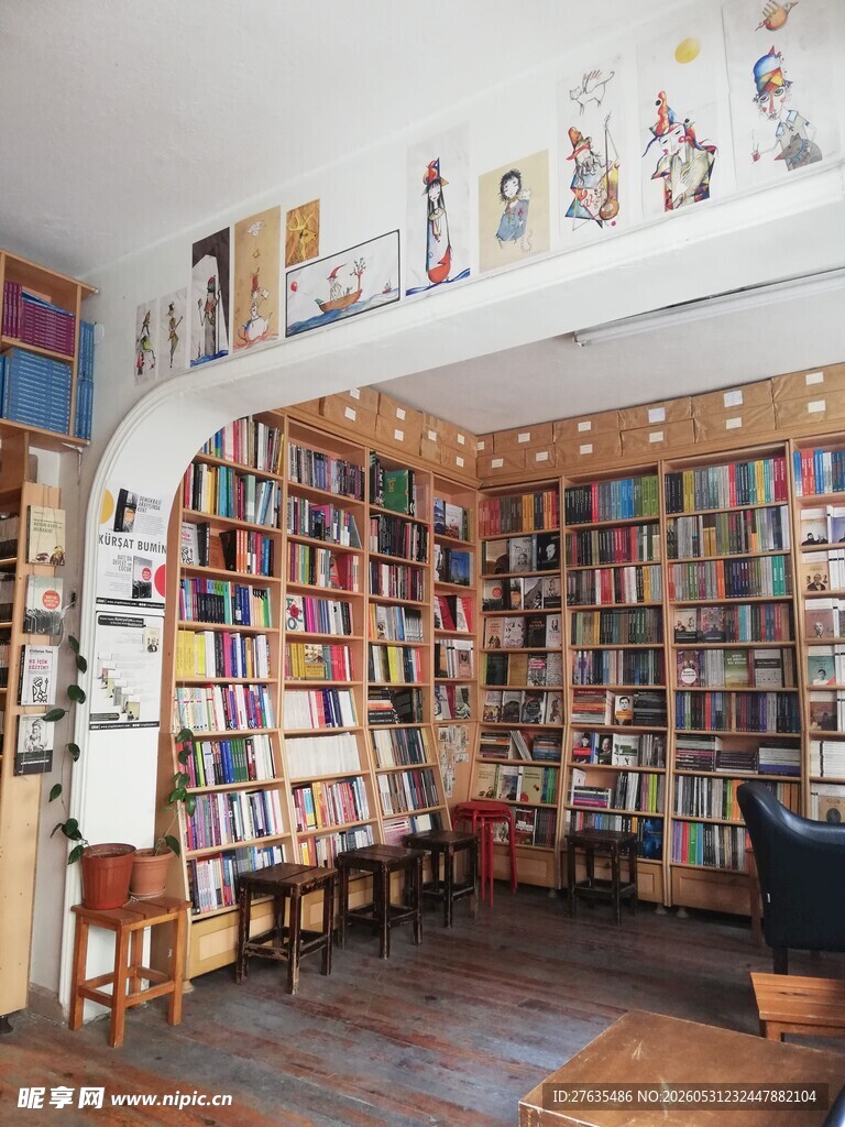 温馨舒适的多彩书架书店