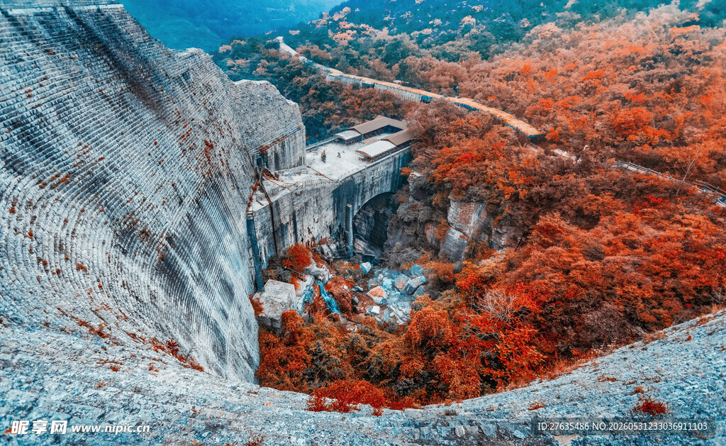 秋日峡谷壮丽红叶景观