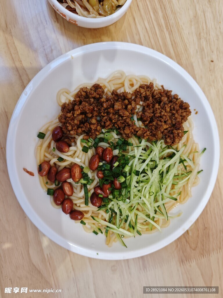 美味肉酱拌面