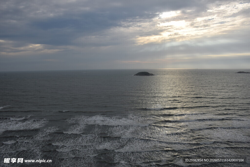 海上日落波光粼粼的美景