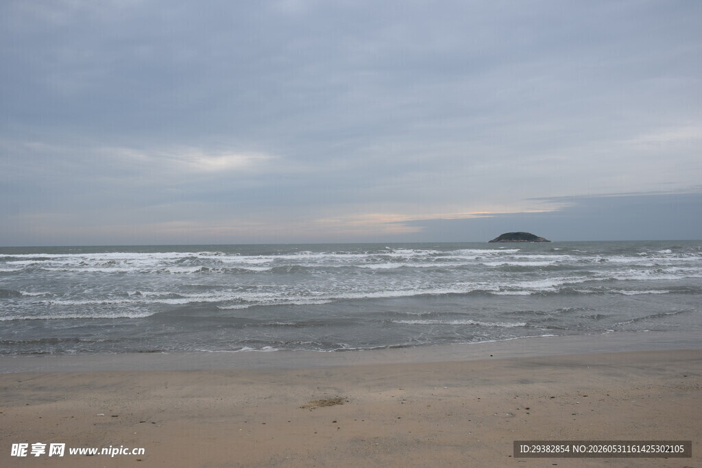 海边风景  海浪轻拍沙滩