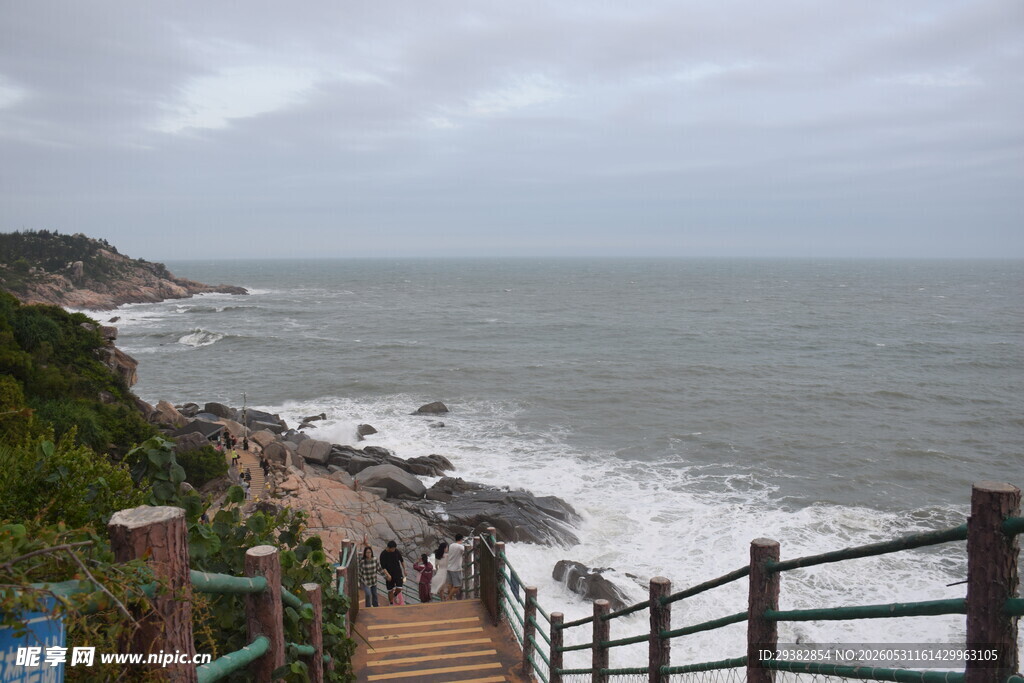 海边栈道漫步景致