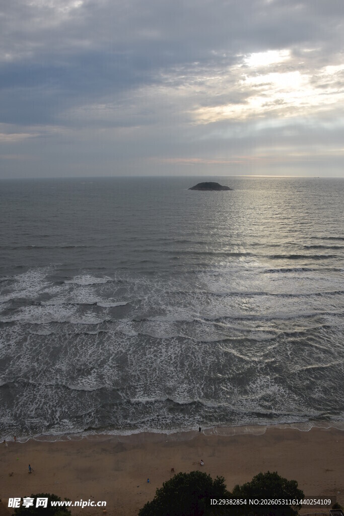 海边日落时分的美丽景致
