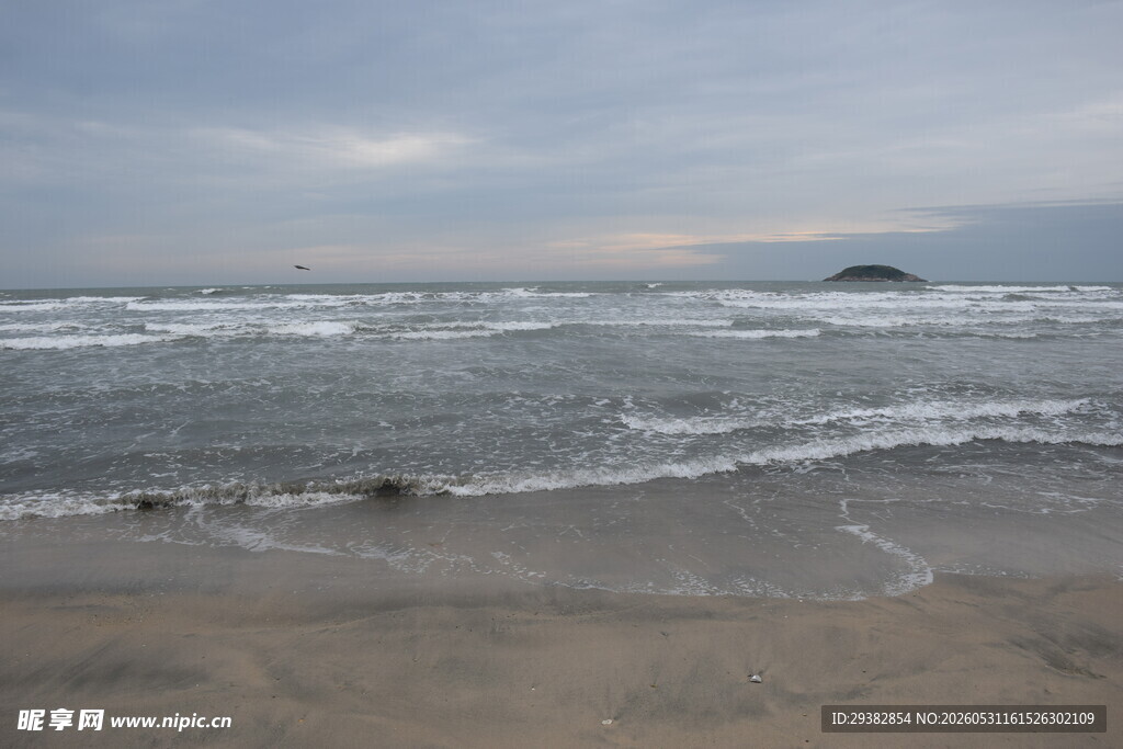 海边风景 海浪轻拍沙滩