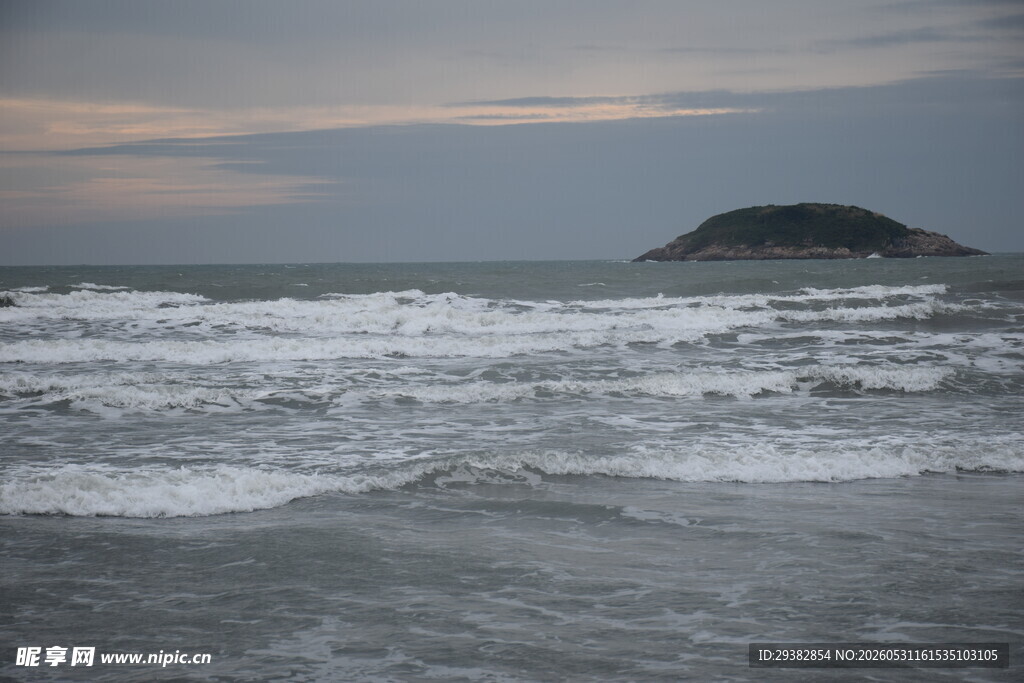 海边暮色中的起伏海浪