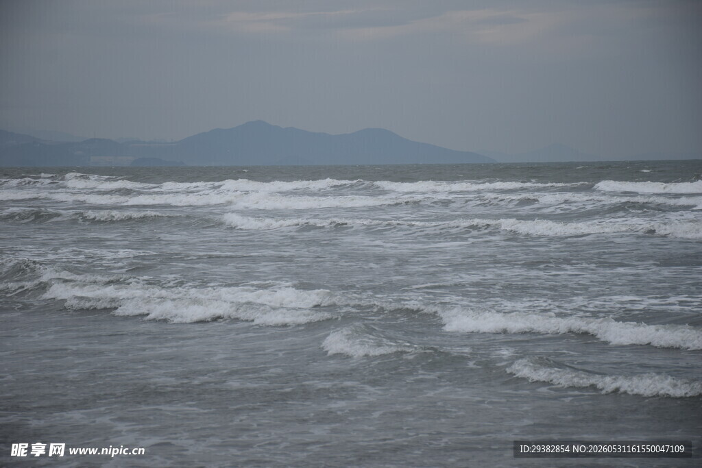 海上波涛与远处山峦