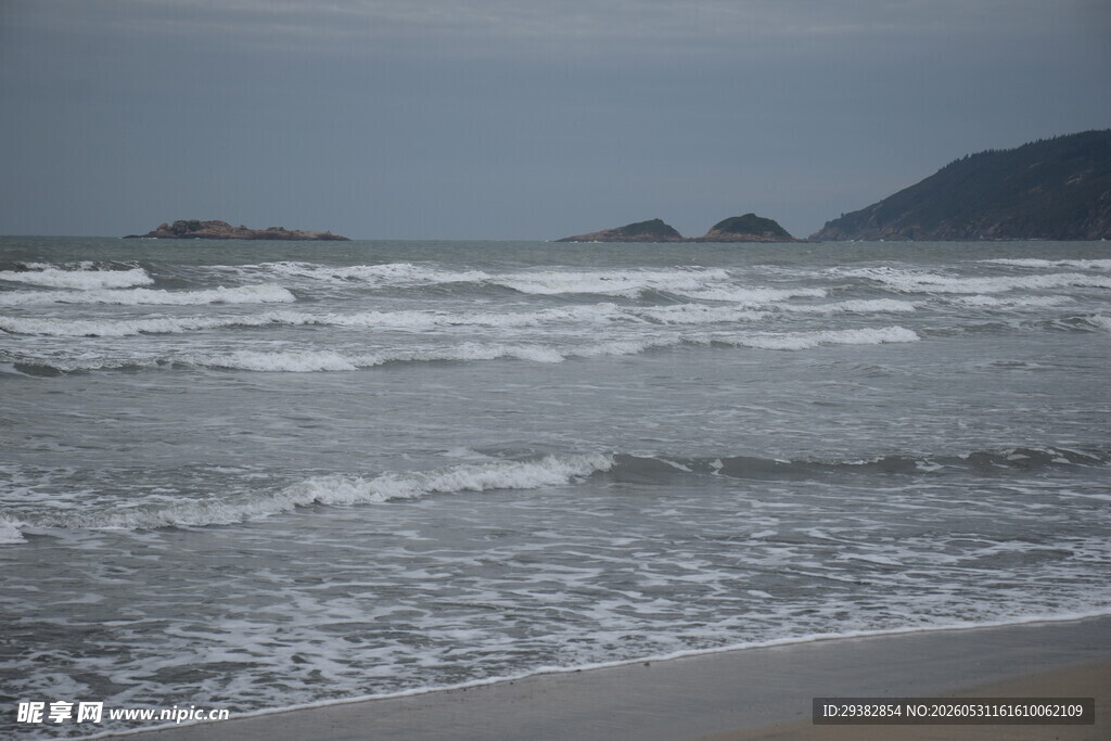 海边波浪与远处山峦景色