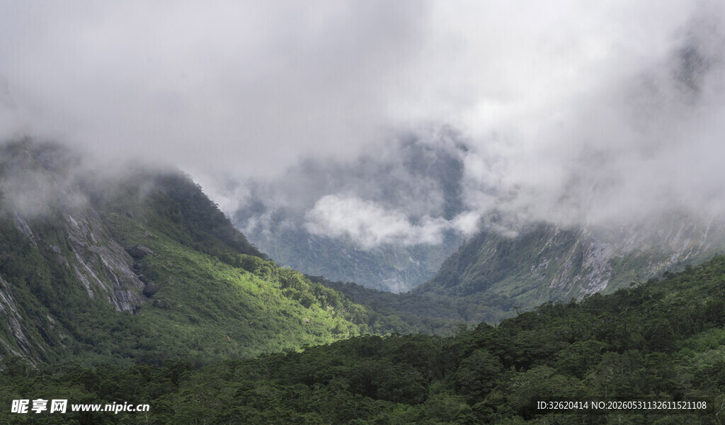 云雾缭绕的山间美景