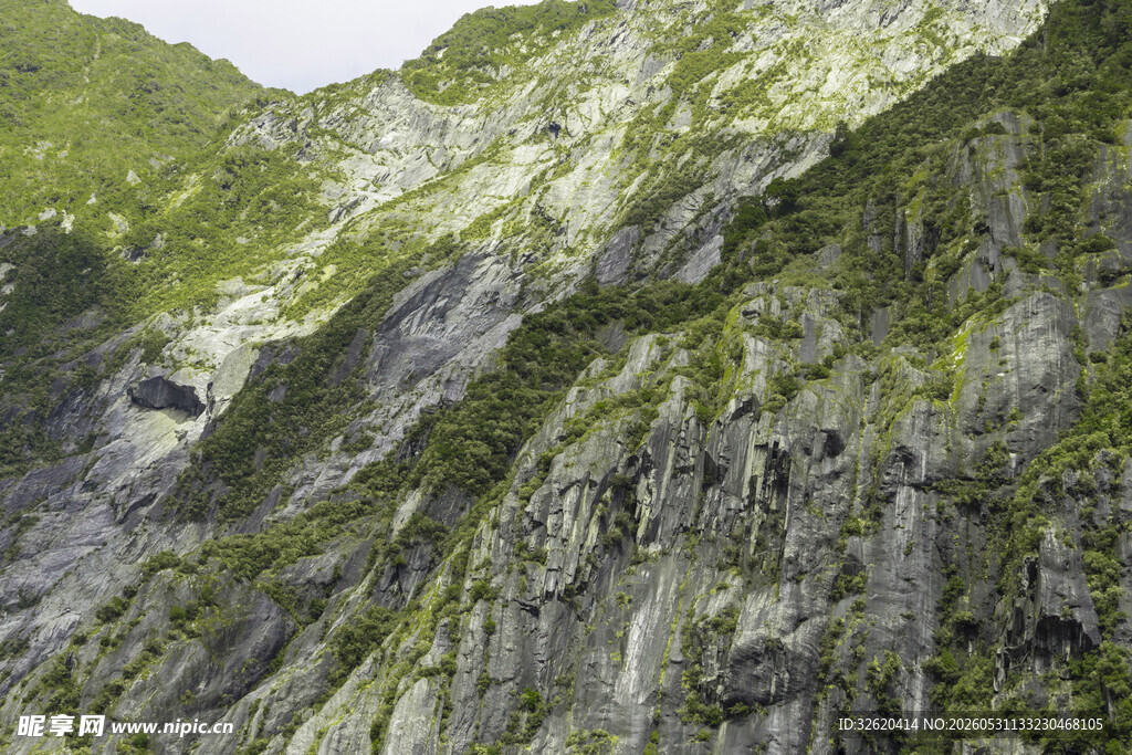 陡峭山壁