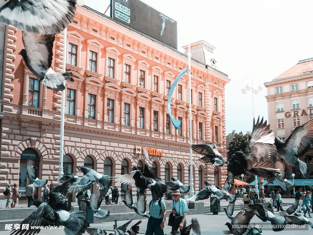 城市街头的雕塑与建筑景观