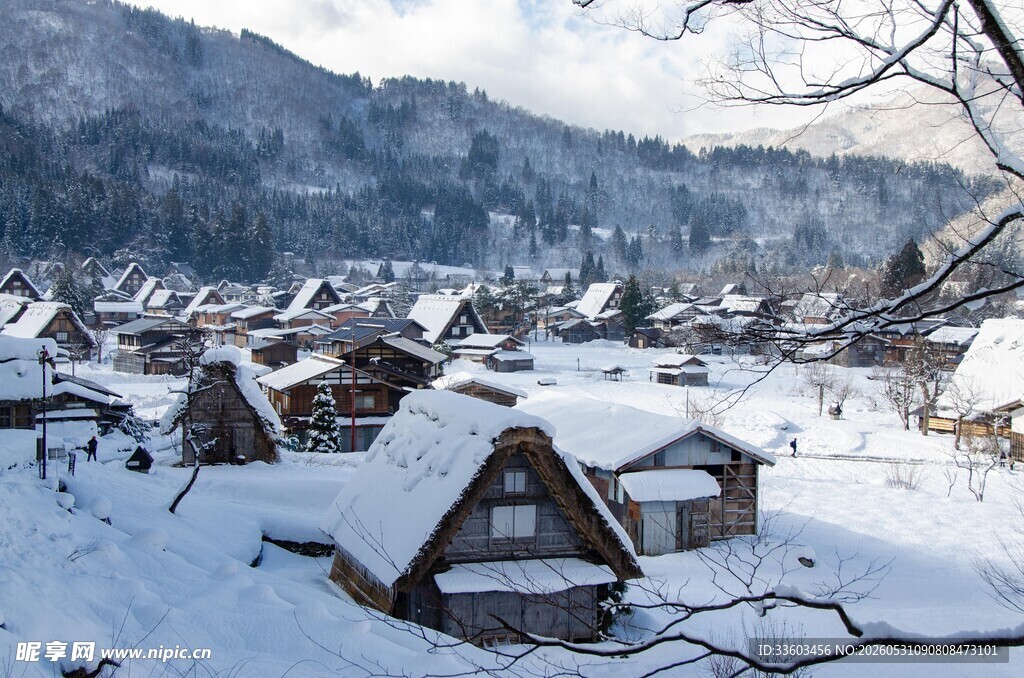 冬日雪覆的古朴村落