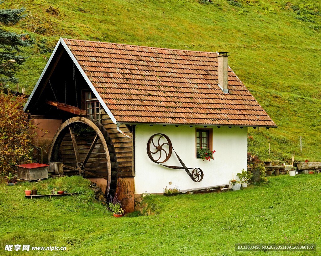田园小屋旁的古老水车