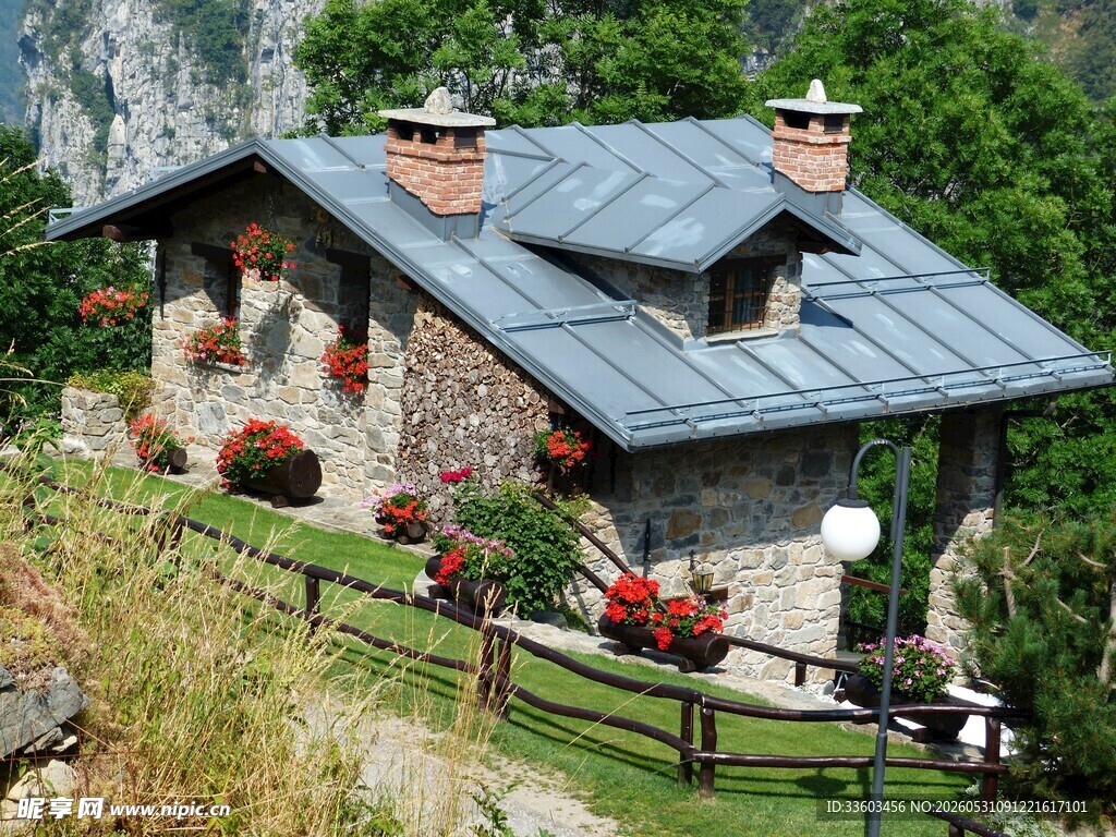 山间石砌小屋自然美景