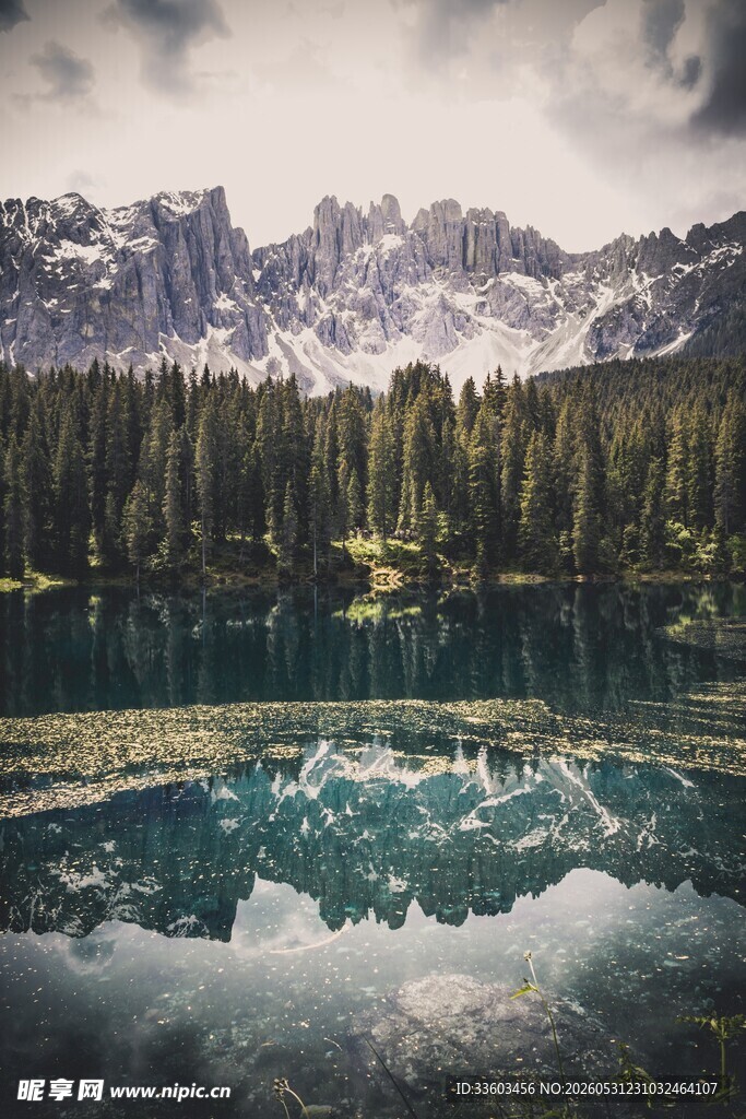 高山湖泊的绝美自然景观