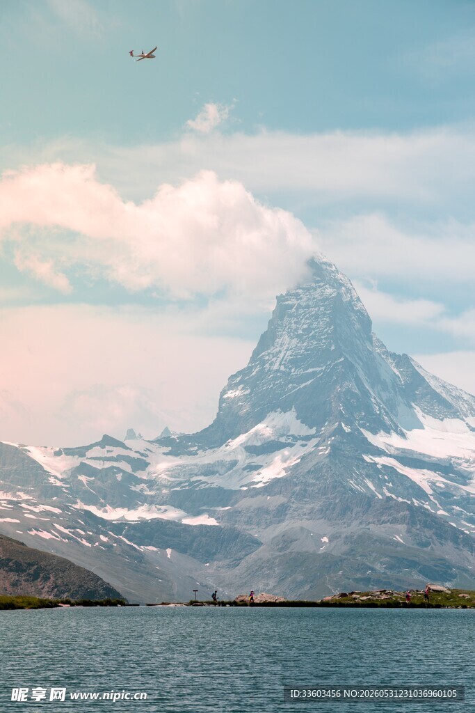 壮丽雪山下的宁静湖景