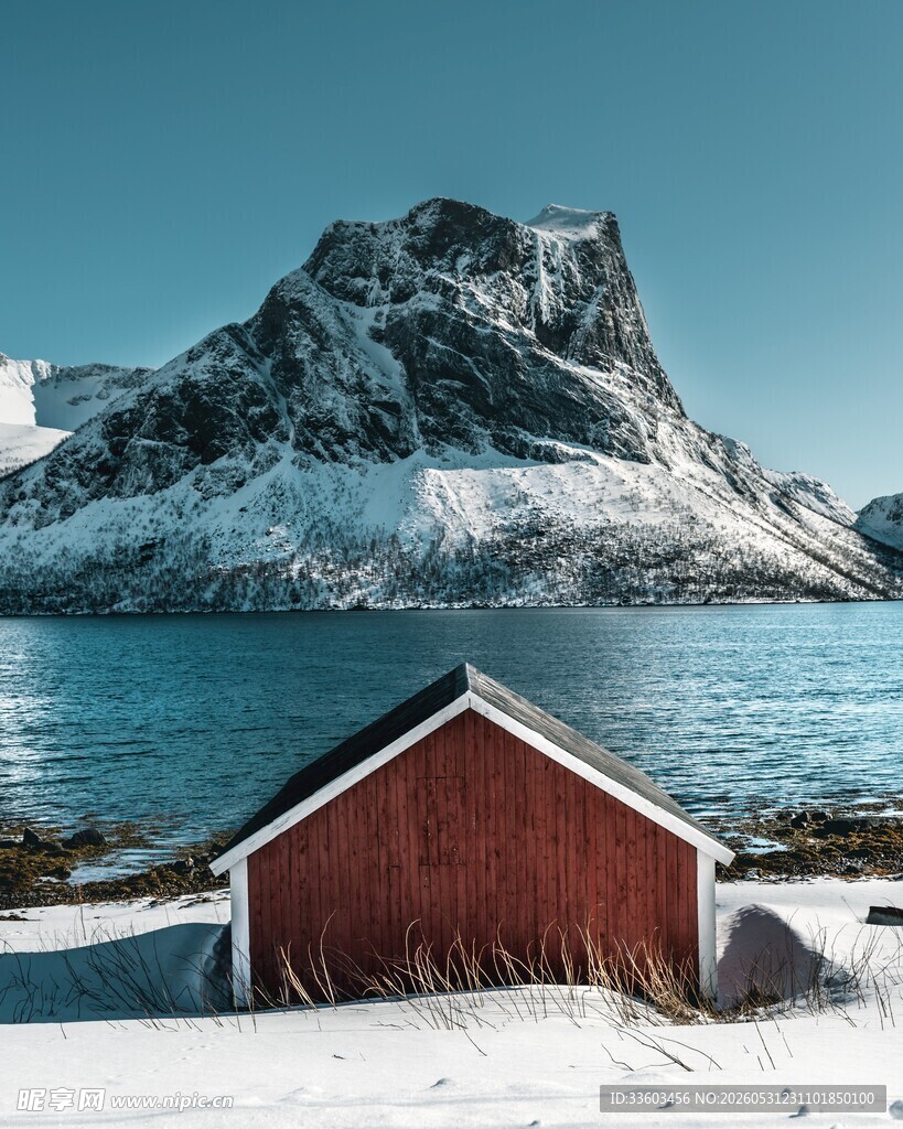 雪后红屋旁的壮美山海景