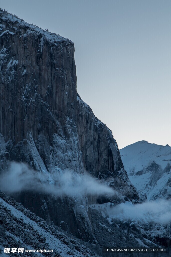 雪山峭壁间的云雾景致