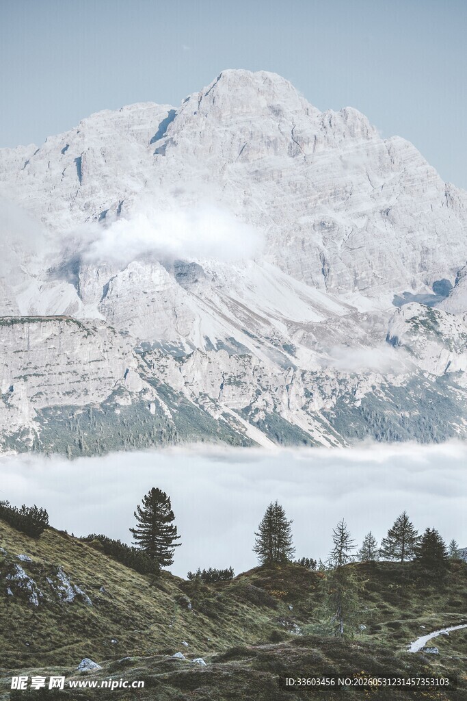 雪山湖畔美景