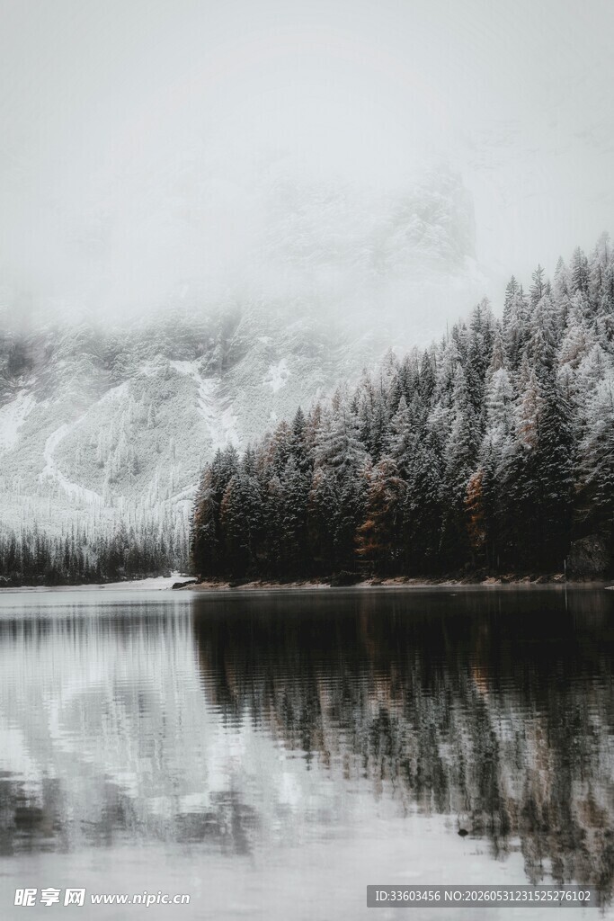 湖畔雪景素描图