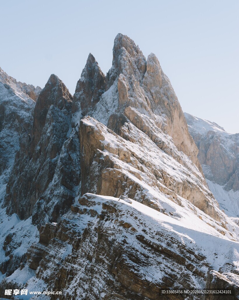 巍峨雪山壮丽山峰景观