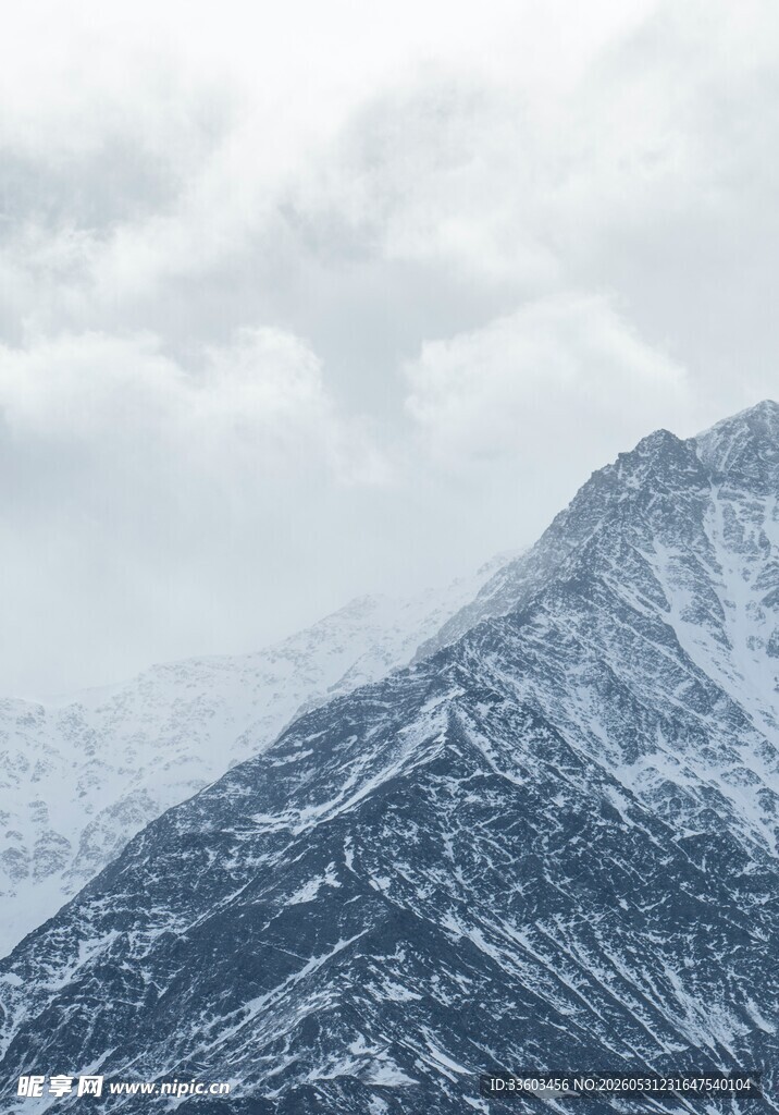 雪山巍峨
