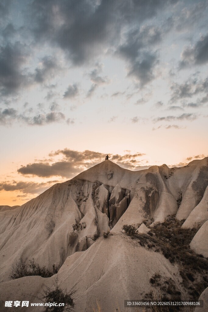 黄昏下的壮丽山地景观