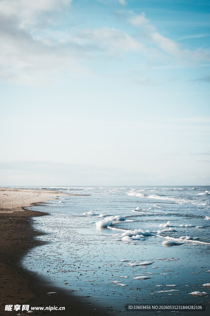 海边美景海浪轻拍沙滩
