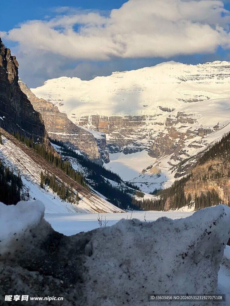 雪山壮丽山谷美景