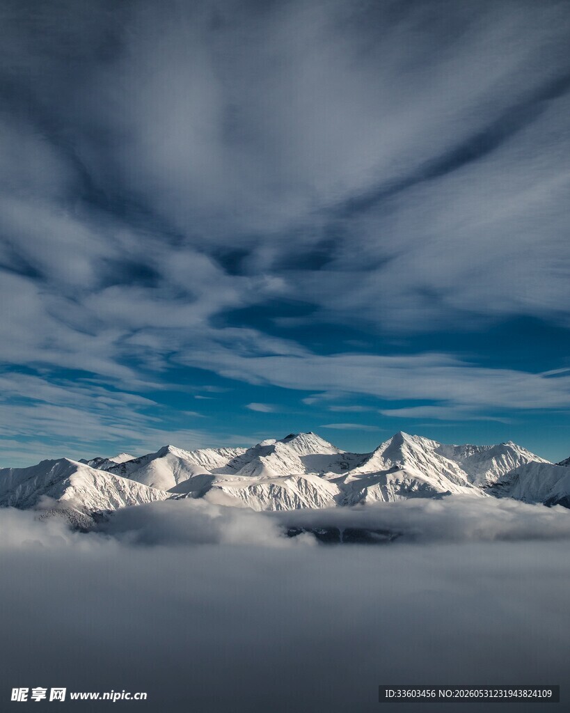 雪山云海壮丽景观