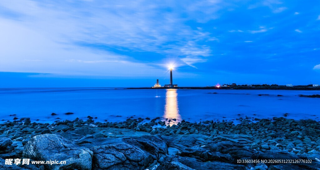 海边灯塔夜景