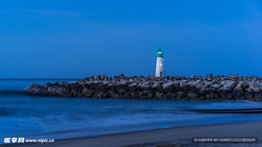 海边灯塔夜景