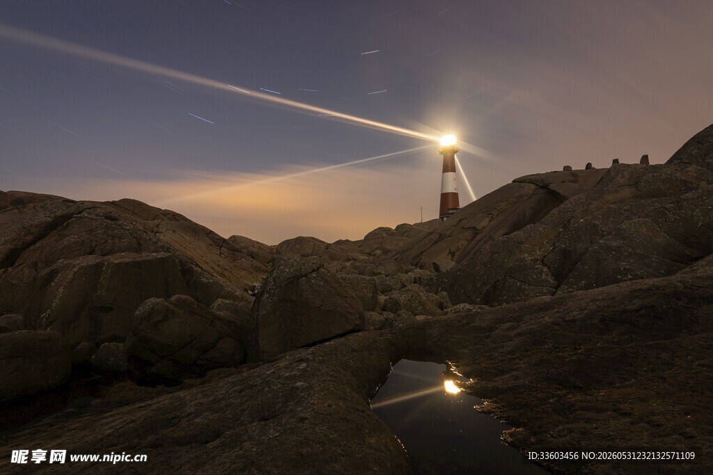 山顶夜行者与星轨美景