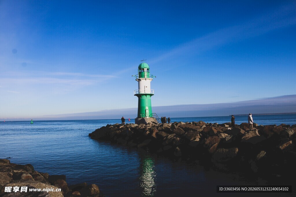 海边灯塔风景