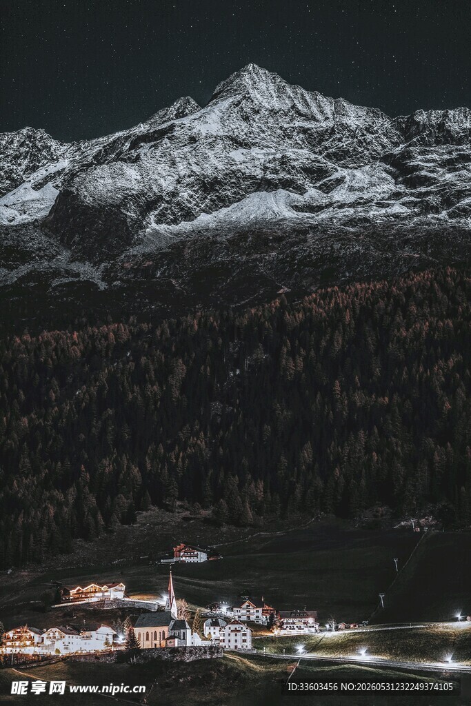 雪覆山峦下的静谧村落