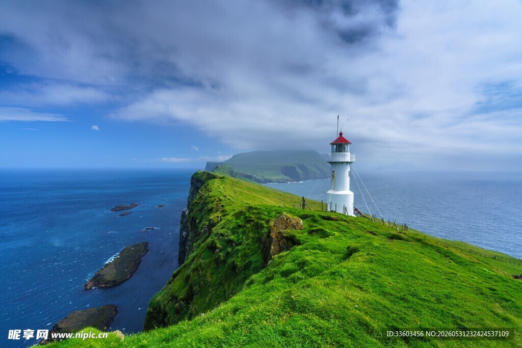 悬崖灯塔下的绝美海景