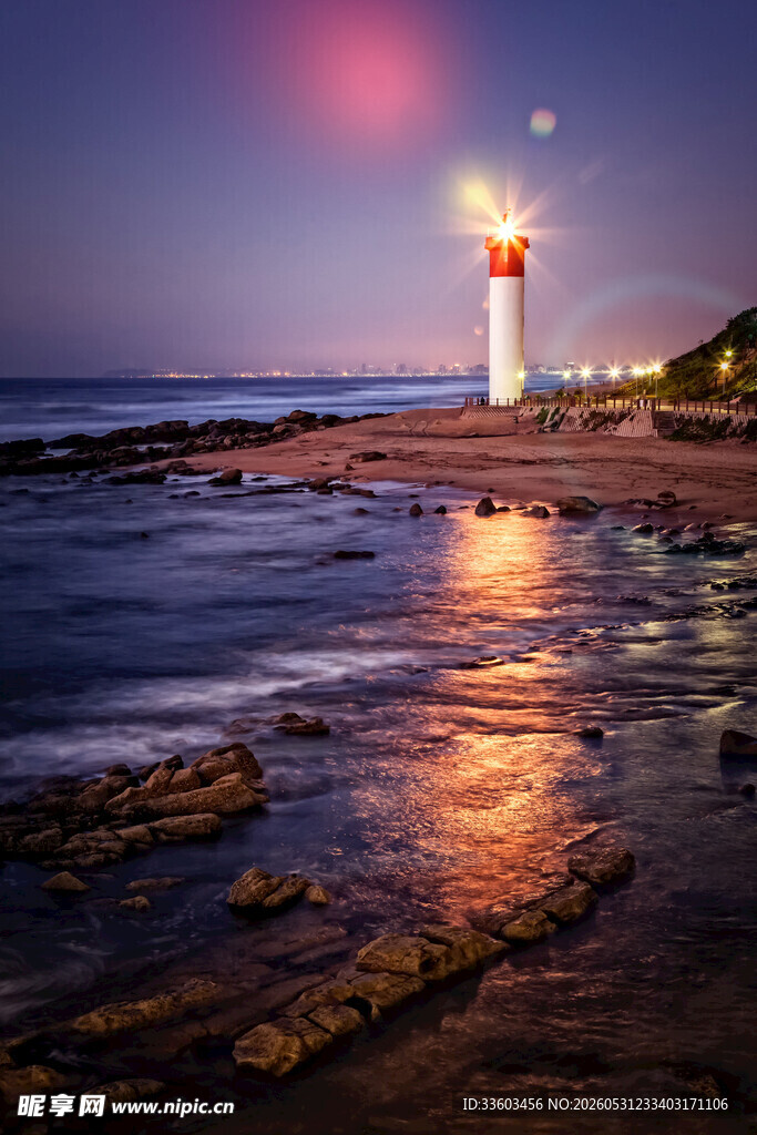 海边灯塔夜景