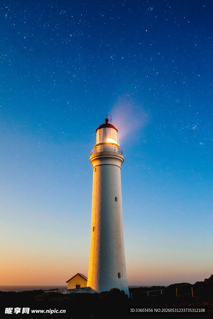 夜幕下的灯塔