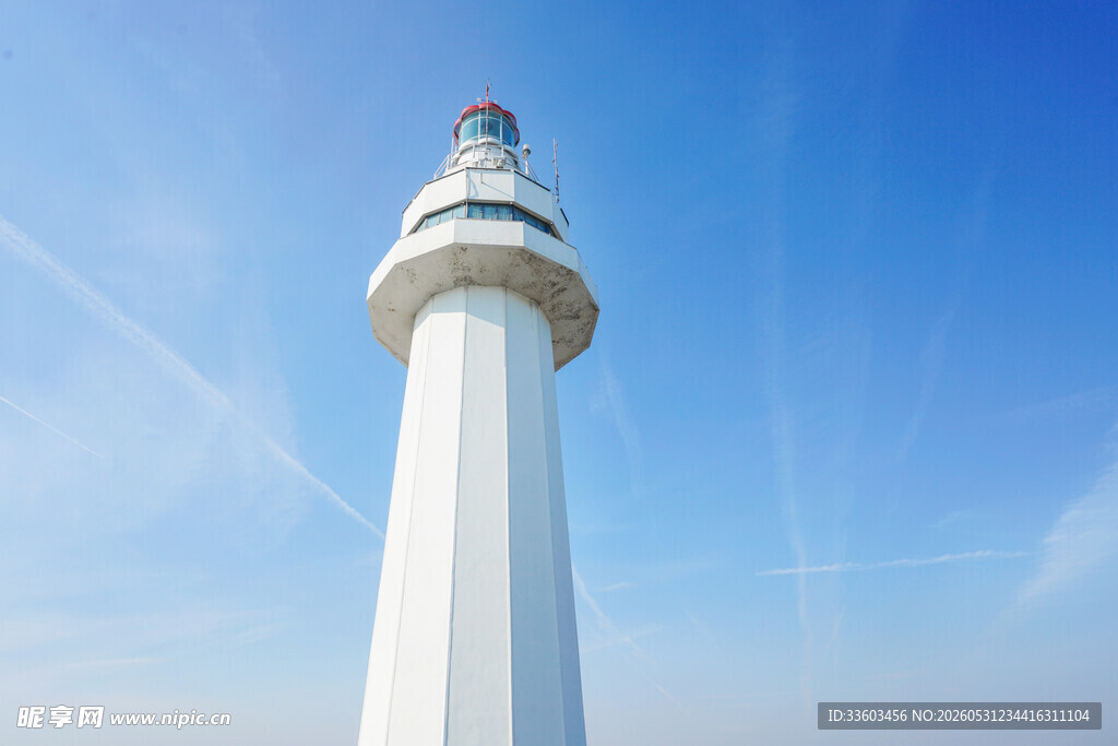 海边白色灯塔晴空美景