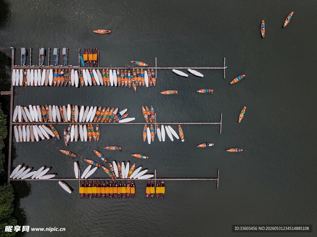 俯瞰龙舟竞渡场景