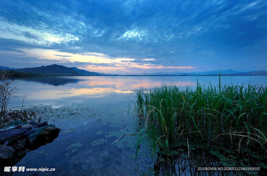 湖畔黄昏美景