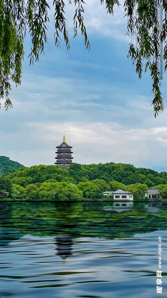 西湖美景雷峰塔倒映湖面