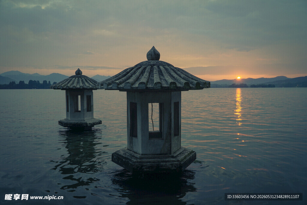 湖畔古亭映夕阳美景