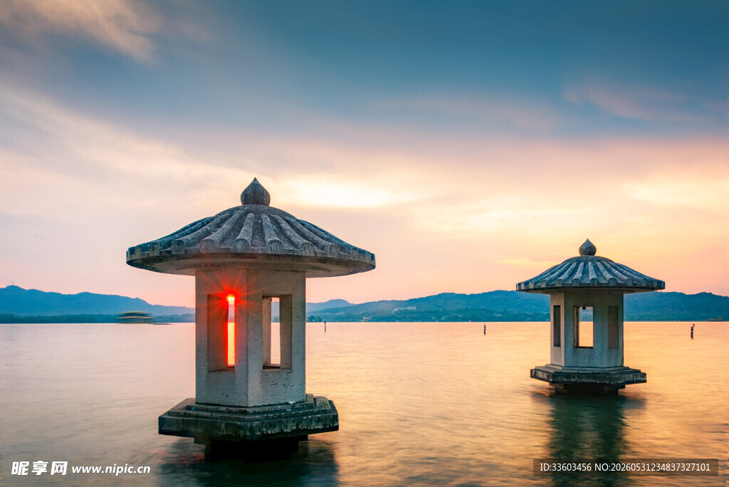 湖畔双亭映黄昏美景