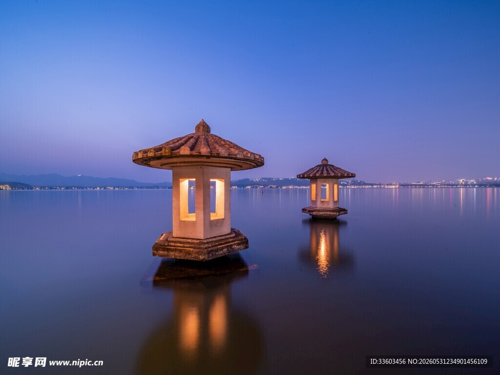 湖畔夜亭静谧水上风光
