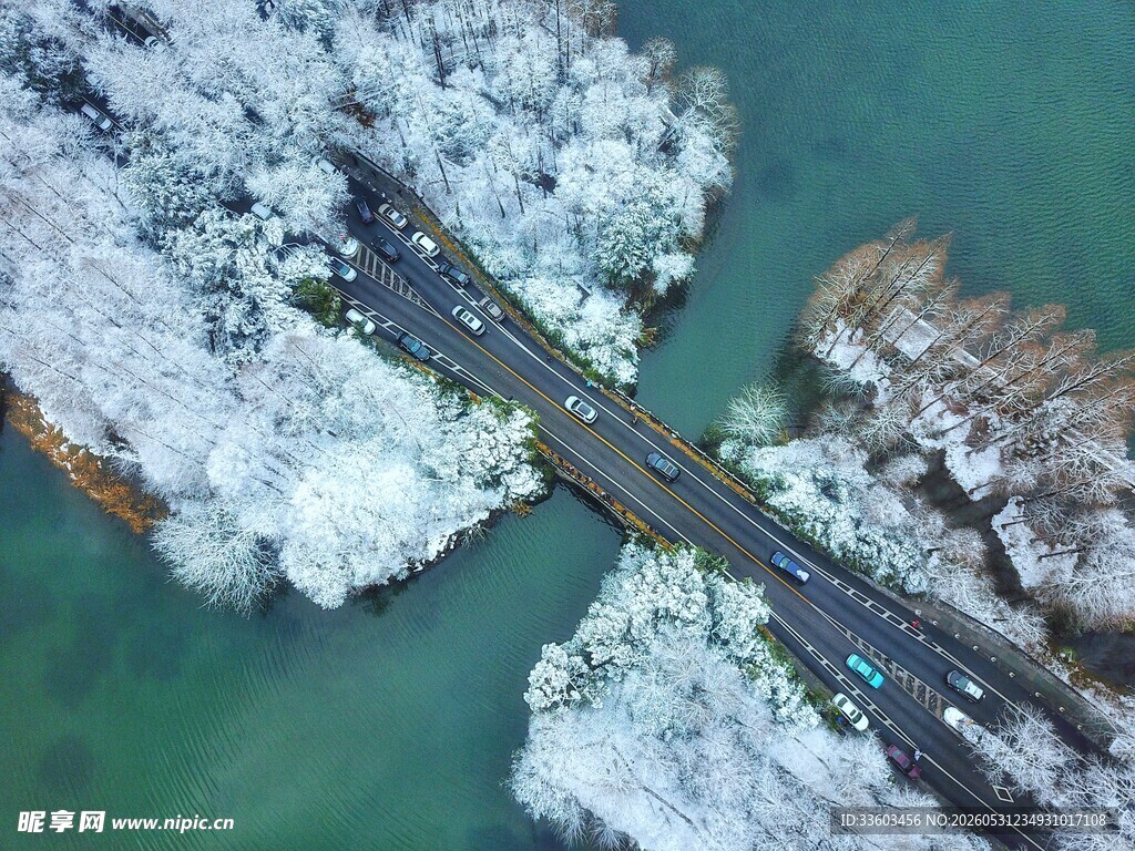 雪覆桥梁与绿水美景