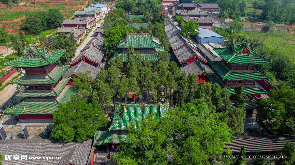 俯瞰中式古建筑群