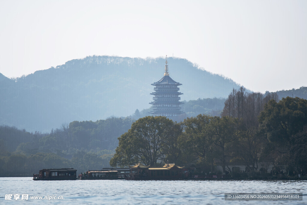 西湖畔的古塔与山水风光